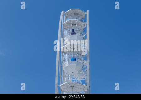 Bonn-Beuel, Deutschland - 21. Mai 2024 : Nahaufnahme eines weißen Riesenrads in Bonn Beuel Stockfoto