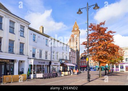 Newbury Town Council Building am Town Hall Market Place Newbury und Restaurants im Stadtzentrum von Newbury Berkshire England Großbritannien GB Europa Stockfoto