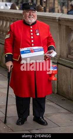 London, Großbritannien. Oktober 2024. Ein Rentner aus Chelsea verkauft Mohn in Whitehall zum Gedenktag. Quelle: Ian Davidson/Alamy Live News Stockfoto