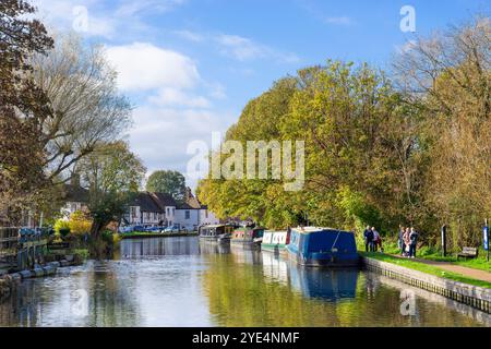 Kennet und Avon Canal Boote Newbury Berkshire mit Menschen, die auf dem Schleppweg in Richtung Stadtzentrum Newbury Berkshire gehen England Großbritannien GB Europa Stockfoto