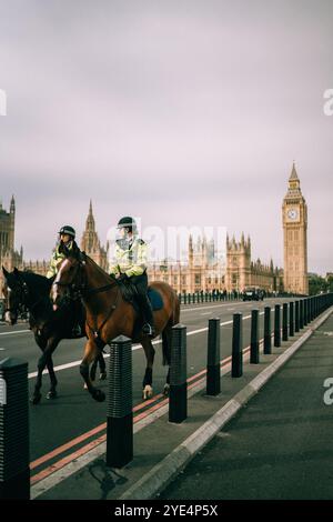 Auf Pferden, die über die Westminster-Brücke in London laufen. Big Ben, Parlament. Stockfoto