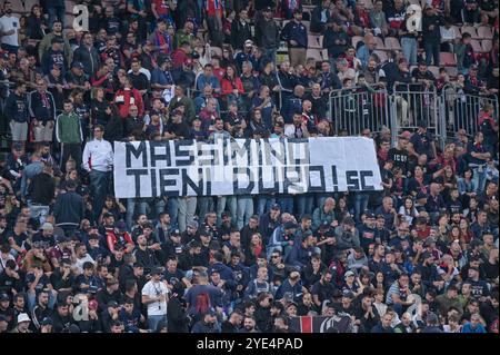 Cagliari, Italien. Oktober 2024. Curva Nord Unterstützer von Cagliari Calcio während des Fußballspiels der Serie A zwischen Cagliari Calcio und Bologna im Unipol Domus in Cagliari, Sardinien - Dienstag, 29. Oktober 2024. Sport - Fußball (Foto: Gianluca Zuddas/Lapresse) Credit: LaPresse/Alamy Live News Stockfoto