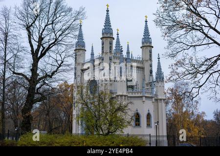 Gotische Kapelle im Alexandria Park, Peterhof, Russland. Stockfoto