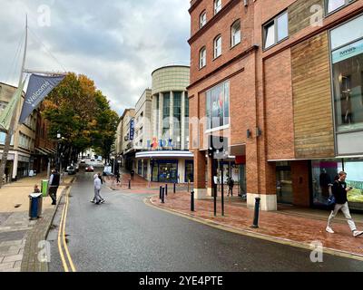 Blick auf die Union Street in Richtung Lidl Supermarkt in der Nähe des Broadmead Shopping Quarter. Bristol, England, Vereinigtes Königreich. Oktober 2024. Stockfoto