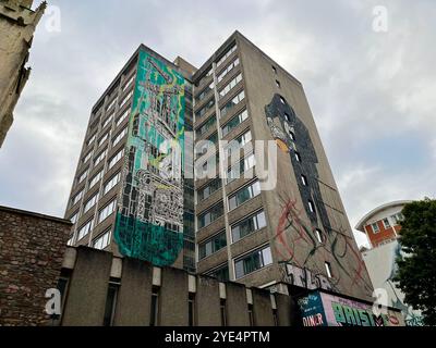 Ein Tower Block aus den 1960er Jahren, geschmückt mit Straßenkunst. Quay Street, Bristol, England, Großbritannien. Oktober 2024. Stockfoto