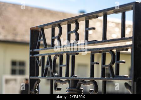 Tor im KZ Dachau mit Inschrift Arbeit macht frei, KZ-Gedenkstätte Dachau, Bayern, Deutschland | Tor mit dem Slogan Arbeit macht frei oder Work Sets Stockfoto