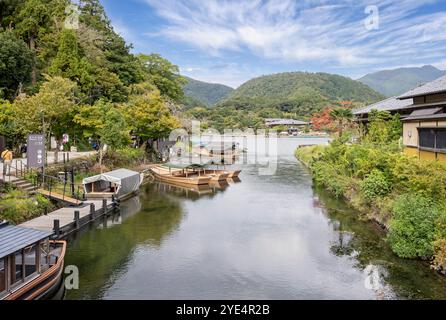 Wunderschöner Blick auf den Katsura-Fluss vom Arashiyama Park, nahe Kyoto, Japan am 28. September 2024 Stockfoto