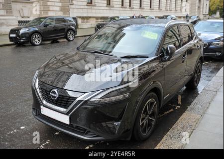 Autos des Government Car Service, die nach der Kabinettssitzung in der Downing Street am 29. Oktober 2024 in London warten, um Minister abzuholen. Die Kabinettsminister treffen sich vor dem Herbsthaushalt am 30. Oktober. Der Haushalt wird der erste der neuen Labour-Regierung sein, und die Finanzkanzlerin Rachel Reeves erwartet, dass sie strenge fiskalische Maßnahmen ankündigt, einschließlich möglicher Steuererhöhungen für Unternehmen. Stockfoto