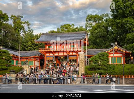 Yasaka jinja nishiro MON Tor zum Yasaka-Schrein im Bezirk Gion in Kyoto, Japan am 27. September 2024 Stockfoto