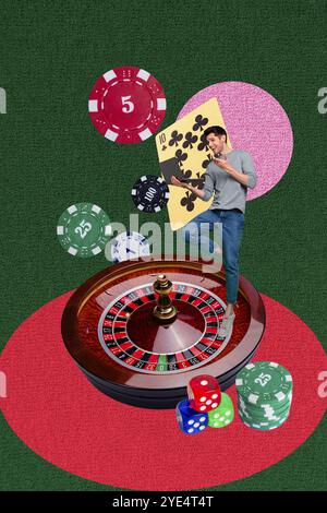 Vertikale Foto-Collage des aufgeregten Mannes Casino Spieler halten Laptop Gerät Chip Roulette Würfel Poker Spiel Gewinner isoliert auf gemalten Hintergrund Stockfoto