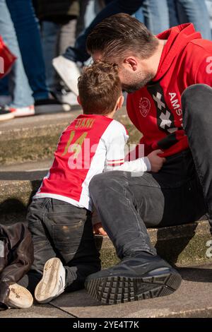 Vater Und Sohn Sind Ajax-Fans In Amsterdam, Niederlande 27-10-2024 Stockfoto