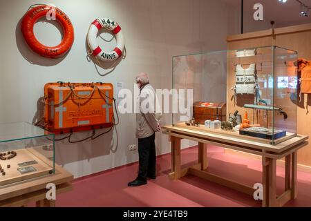Ältere Besucher, die sich die maritime Ausstellung im NAVIGO Visserijmuseum, Fischereimuseum in Oostduinkerke, Koksijde, Westflandern, Belgien ansehen Stockfoto