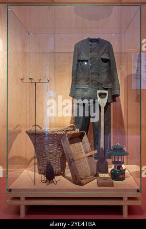 Fisherman's Equipment im NAVIGO Visserijmuseum, Fischereimuseum in Oostduinkerke, Koksijde, Westflandern, Belgien Stockfoto