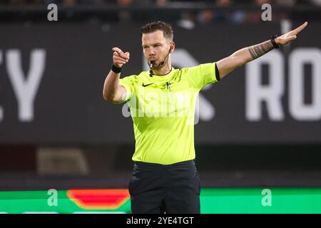 Nijmegen, Niederlande. Oktober 2024. NIJMEGEN, NIEDERLANDE - 29. OKTOBER: Schiedsrichter Robin Hensgens Gesten während des niederländischen TOTO KNVB Beker First Round Matches zwischen NEC und PEC Zwolle im Goffertstadion am 29. Oktober 2024 in Nijmegen, Niederlande. (Foto: Broer van den Boom/Orange Pictures) Credit: Orange Pics BV/Alamy Live News Stockfoto