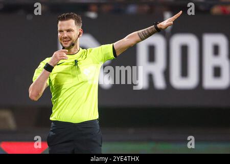 Nijmegen, Niederlande. Oktober 2024. NIJMEGEN, NIEDERLANDE - 29. OKTOBER: Schiedsrichter Robin Hensgens Gesten während des niederländischen TOTO KNVB Beker First Round Matches zwischen NEC und PEC Zwolle im Goffertstadion am 29. Oktober 2024 in Nijmegen, Niederlande. (Foto: Broer van den Boom/Orange Pictures) Credit: Orange Pics BV/Alamy Live News Stockfoto