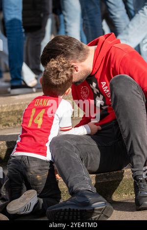 Vater Und Sohn Sind Ajax-Fans In Amsterdam, Niederlande 27-10-2024 Stockfoto