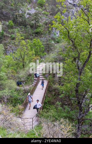 Georges du Verdon, Frankreich - Mai 9,2024: Wanderungen entlang der Promenade in die Gorges du Verdon, Grand Canyon Aiguines in der Provence, Frankreich. Stockfoto