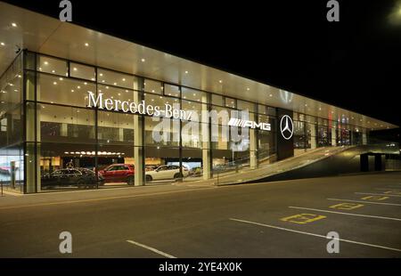 Almaty, Kasachstan - 18. Oktober 2024: Großer Mercedes-Benz-Händler. Offizieller Distributor. Nachts Stockfoto