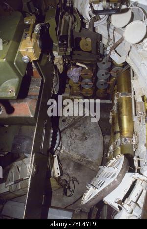 Erster Golfkrieg: 10. März 1991 der Blick durch die Laderluke auf einen verlassenen irakischen Typ 69 chinesischen Panzer am Anjafa Beach in Kuwait City. Stockfoto