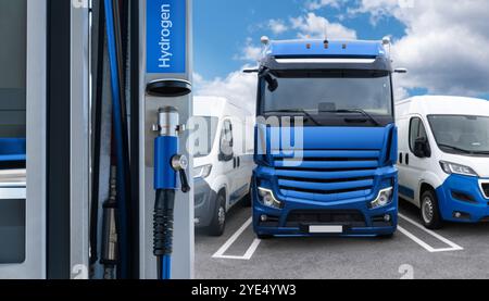 Wasserstofftankstelle auf einem Hintergrund von LKW und Transportern. Stockfoto
