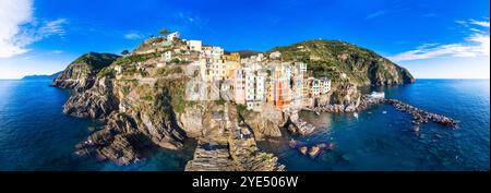 Italien, Cinque Terre berühmter Nationalpark mit traditionellen Fischerdörfern. Riomaggiore. Panoramablick auf farbenfrohe Häuser und malerische Bucht. Beliebt Stockfoto