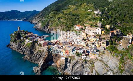 Italien, Cinque Terre Nationalpark in Ligurien. Traditionelles Fischerdorf Vernazza. Blick aus der Vogelperspektive mit farbenfrohen Häusern und malerischer Bucht. Beliebt Stockfoto