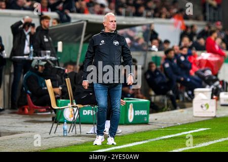 Offenbach, Deutschland. Oktober 2024. Christian Neidhart (Trainer Kickers Offenbach), GER, Kickers Offenbach vs. Karlsruher SC, Fussball, DFB Pokal, 2. Runde, Saison 2024/2025, 29.10.2024. DFB-VORSCHRIFTEN VERBIETEN DIE VERWENDUNG VON FOTOS ALS BILDSEQUENZEN UND/ODER QUASI-VIDEO Foto: Eibner-Pressefoto/Florian Wiegand Credit: dpa/Alamy Live News Stockfoto