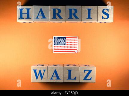 28. Oktober 2024, Usa. Holzwürfel mit den Namen der US-Präsidentschafts- und Vizepräsidentschaftskandidaten Kamala Harris und Tim Walz Stockfoto