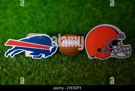 10. Januar 2024, Las Vegas, USA, Embleme der Fußballvereine, die an den Playoffs Cleveland Browns und Buffalo Bills teilnehmen. Stockfoto