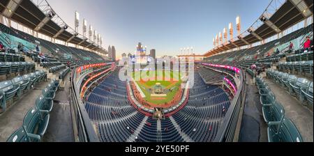 Cleveland - 18. Oktober 2024: Progressive Field Panorama, Heimstadion der Cleveland Guardians. Progressive Field ist seit 1994 die Heimat der Guardians Stockfoto