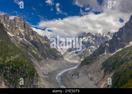 Gletscher Mer de Glace in den Alpen. Der größte Gletscher im Chamonix Montblanc Tal und die Gipfel der Droites und Grand Jorasses im Hintergrund Stockfoto