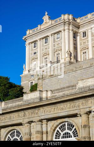Westfassade des Königspalastes von Madrid. Blick von den Gärten des Campo del Moro. Stockfoto
