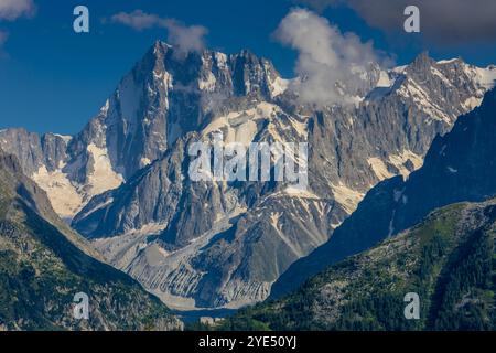 Gletscher Mer de Glace in den Alpen. Der größte Gletscher im Chamonix Montblanc Tal und die Gipfel der Droites und Grand Jorasses im Hintergrund Stockfoto