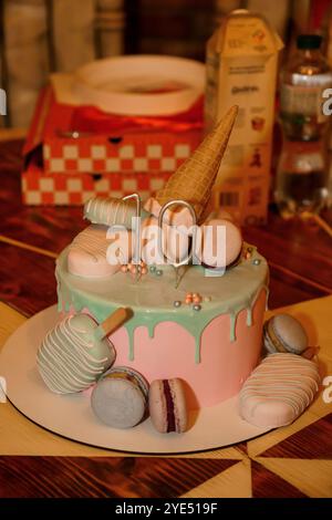 Farbenfroher Celebration Cake mit Macarons und Eiskegel. Stockfoto