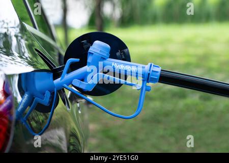 Nahaufnahme eines Brennstoffzellenwagens mit angeschlossener Wasserstofftankdüse. Stockfoto