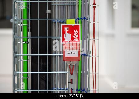 Druckknopfmelder und Informationsschild auf der Kabeltrasse Nahaufnahme Stockfoto