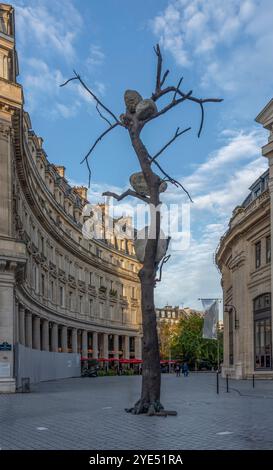 Paris, Frankreich - 10 28 2024: Sammlung Pinault: Ansicht einer Skulptur eines Baumes mit Steinen von Giuseppe Penone Stockfoto