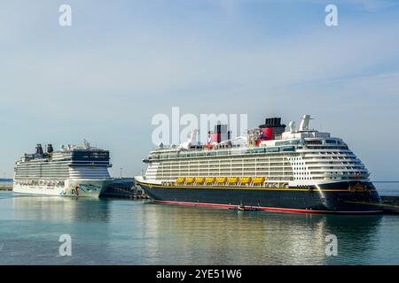 Civitavecchia, Italien – 29. Mai 2024: Mehrere Kreuzfahrtschiffe legen am Pier des Passagierterminals an Stockfoto