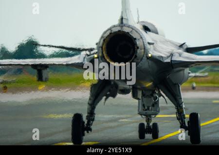 Wirbelnde heiße Luft hinter dem Turbinenauslass eines funktionierenden Kampfjets, unscharfes Foto, sehr heiße, kräuselnde Luft Stockfoto