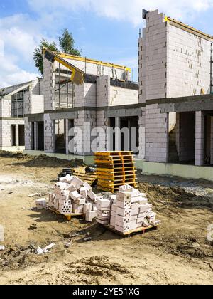 Baustelle eines neuen Wohnterrassenhauses aus geschäumten Tonblöcken mit Betondecken und thermisch isolierten Fundamenten Stockfoto