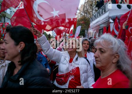 Sisli, Istanbul, Türkei. Oktober 2024. Eine Frau schwenkte die türkische Flagge beim Republikmarsch, der am 29. Oktober 2024 in Sisli, Istanbul, zum 101. Jahrestag der Republik Türkei stattfand. Die Türkei feiert den 101. Jahrestag der Republik ofÂ Türkei foundedÂ byÂ Mustafa Kemal Atatürk. (Kreditbild: © Tolga Uluturk/ZUMA Press Wire) NUR REDAKTIONELLE VERWENDUNG! Nicht für kommerzielle ZWECKE! Stockfoto