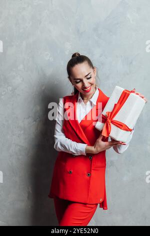Schöne Frau am weihnachtsbaum mit Geschenken für Neujahr Stockfoto