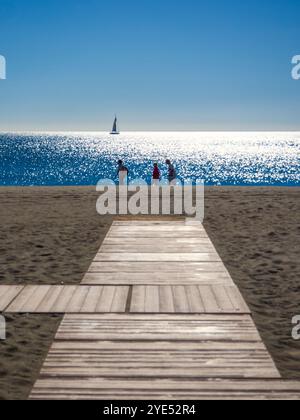 Holzweg am Strand in Benalmádena, Spanien Stockfoto