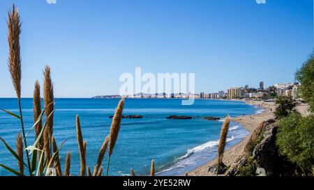 Panoramablick auf die Küste von Fuengirola von der nahe gelegenen Küste Stockfoto