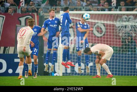 Augsburg, Deutschland. Oktober 2024. Arne Maier, FCA 10 Punkte, schießt Tor, Tor, Treffer, Torschuss, 2:0, Freistoß, Felipe Sanchez, S04 Nr. 2 Selbsttore das DFB-Pokal-Spiel FC AUGSBURG - FC SCHALKE 04 am 29. Oktober 2024 in Augsburg. Saison 2024/2025, 2.Runde, FCA Fotograf: ddp Images/STAR-Images Credit: ddp Media GmbH/Alamy Live News Stockfoto