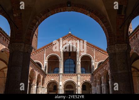 Ein Bild vom Innenhof der Basilika Sant'Ambrogio in Mailand. Stockfoto