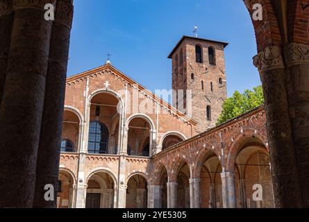 Ein Bild vom Innenhof der Basilika Sant'Ambrogio in Mailand. Stockfoto