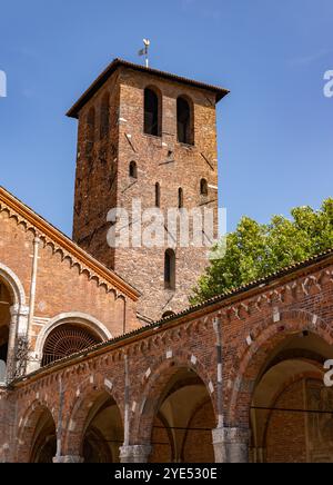 Ein Bild vom Innenhof der Basilika Sant'Ambrogio in Mailand. Stockfoto