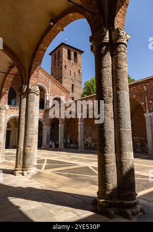 Ein Bild vom Innenhof der Basilika Sant'Ambrogio in Mailand. Stockfoto