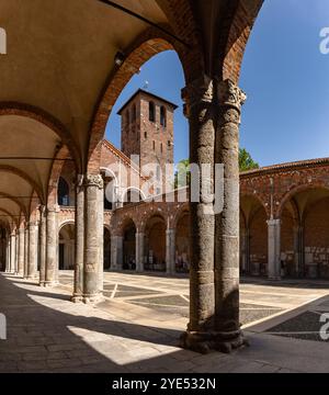 Ein Bild vom Innenhof der Basilika Sant'Ambrogio in Mailand. Stockfoto